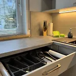 Modernes 2-zi Mit Terrasse Und Garten
