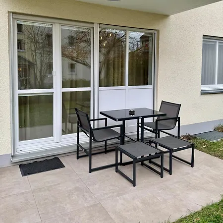 Modernes 2-zi Mit Terrasse Und Garten