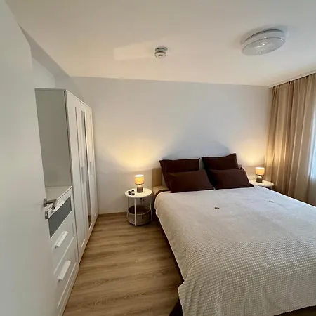 Modernes 2-zi Mit Terrasse Und Garten דירה