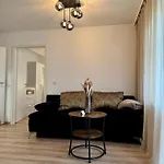 Modernes 2-zi Mit Terrasse Und Garten