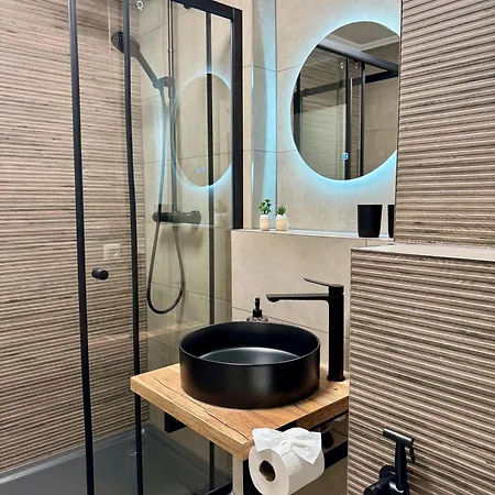 Modernes 2-zi Mit Terrasse Und Garten