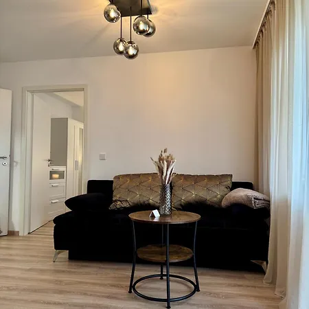 Modernes 2-zi Mit Terrasse Und Garten