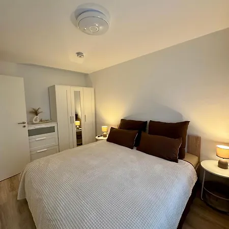 Modernes 2-zi Mit Terrasse Und Garten